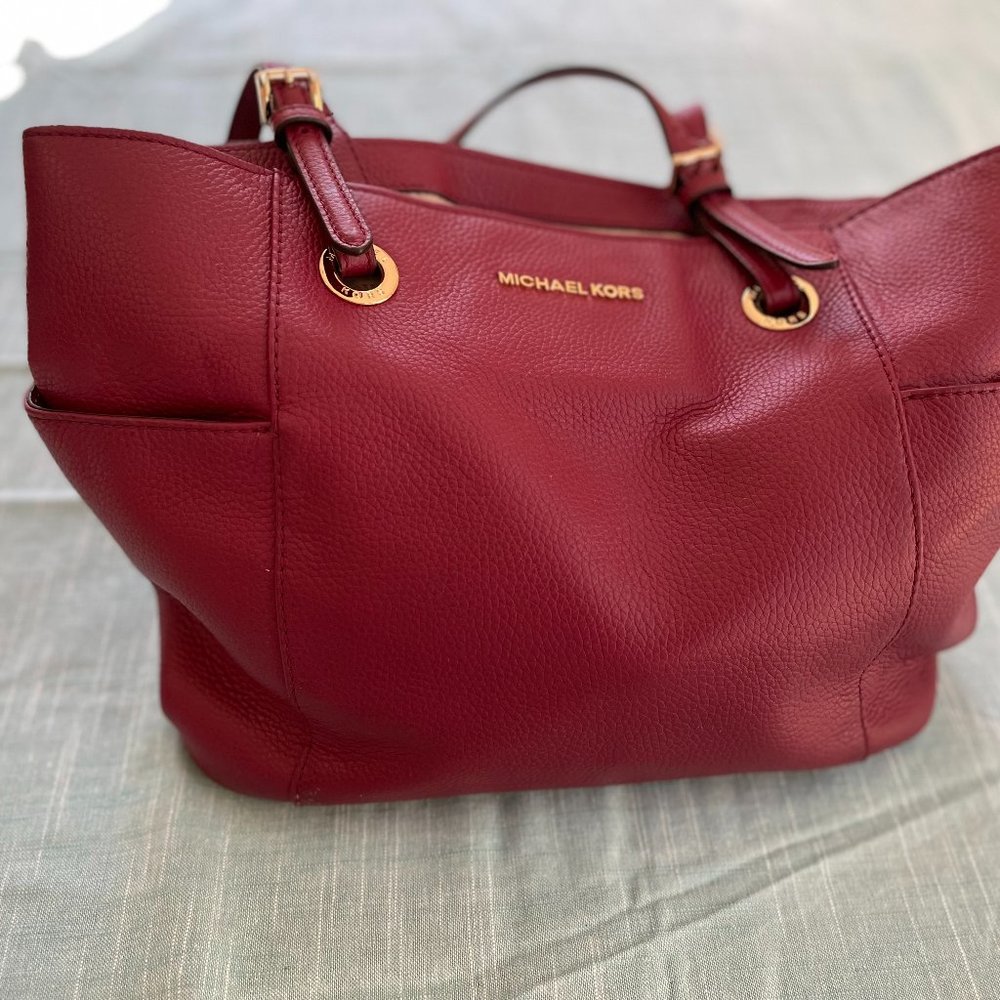 MICHAEL KORS WINE LEATHER LARGE BAG WITH TWO OUTSIDE POCKETS AND GOLD ACCENTS